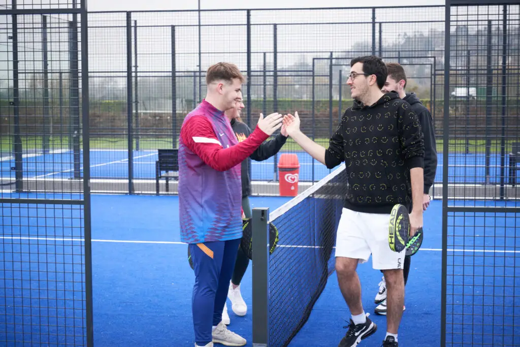 Joueurs dans un terrain de Padel